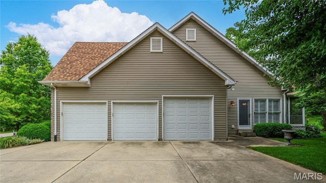 1001 Laurel Bend Ct S, Kirkwood, MO 63122 - traditional home with a shingled roof and a garage