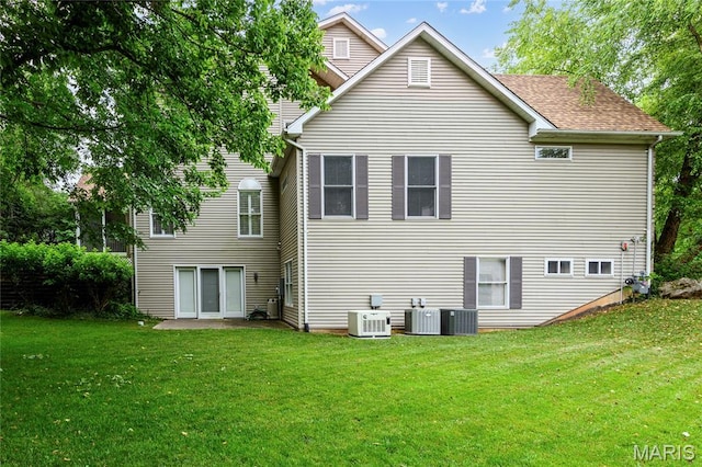 1001 Laurel Bend Ct S, Kirkwood, MO 63122 - rear view of house with a lawn