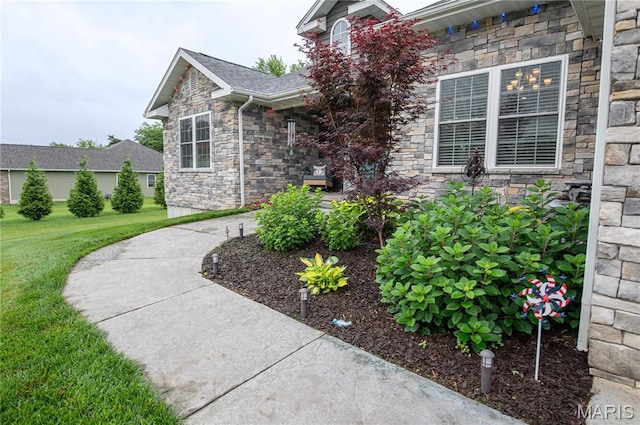 12200 Country Oaks Dr, Rolla, MO 65401 - entrance to property with stone siding and a yard
