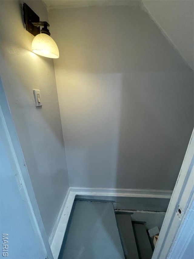 5350 Claxton Ave, Saint Louis, MO 63120 - bathroom featuring lofted ceiling