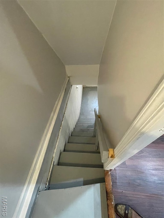 5350 Claxton Ave, Saint Louis, MO 63120 - view of staircase