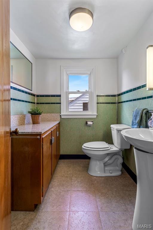 302 Donnelly St, De Soto, MO 63020 - bathroom with tile walls and wainscoting