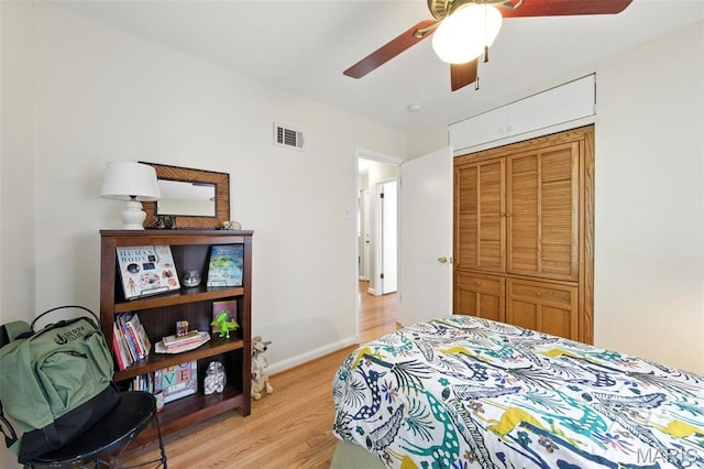7142 Circleview Dr, Gravois Township, MO 63123 - bedroom with light wood finished floors, a closet, and a ceiling fan