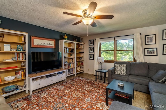 1003 Marilyn Ct, Washington, MO 63090 - living area featuring a textured ceiling and a ceiling fan