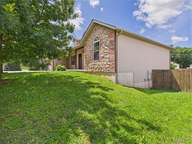 16107 Hummingbird Ln, Saint Robert, MO 65584 - view of side of property featuring stone siding