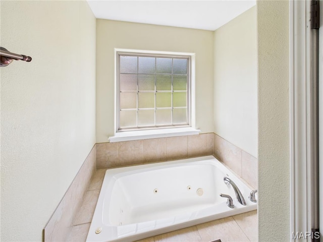 16107 Hummingbird Ln, Saint Robert, MO 65584 - full bath featuring a jetted tub