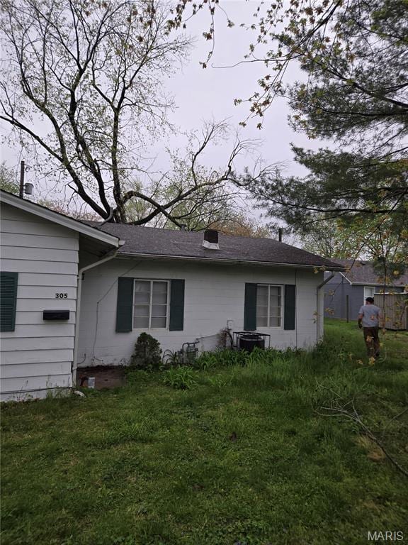 305 W 7th St, Cahokia, IL 62206 - rear view of house with a yard