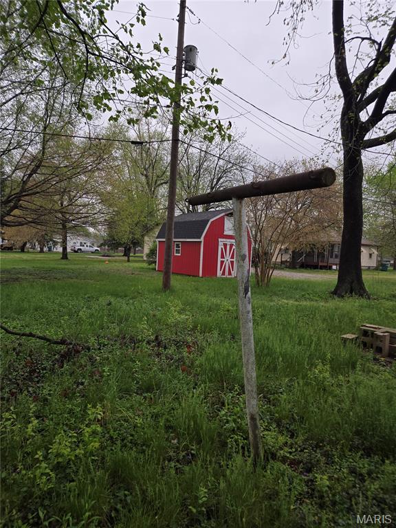 305 W 7th St, Cahokia, IL 62206 - view of yard with an outbuilding