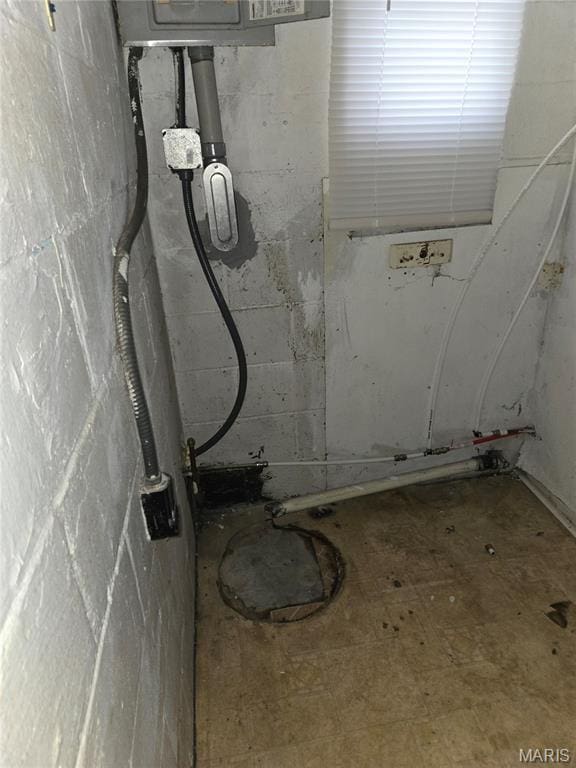 305 W 7th St, Cahokia, IL 62206 - bathroom featuring concrete block wall