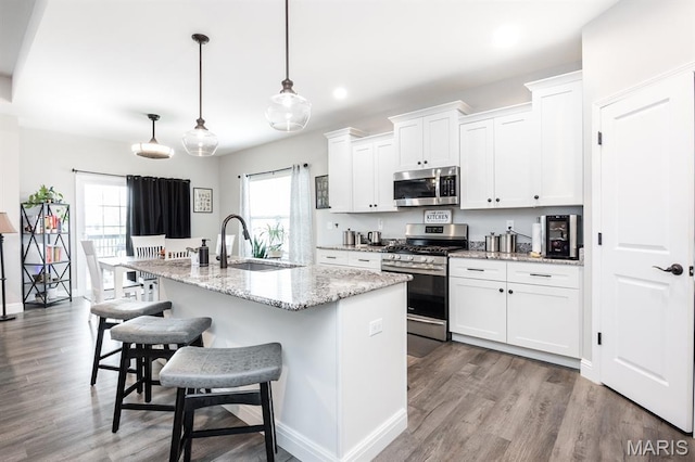 812 Green Jacket Way, Ofallon, IL 62269 - kitchen with stainless steel appliances, plenty of natural light, a breakfast bar, wood finished floors, and recessed lighting