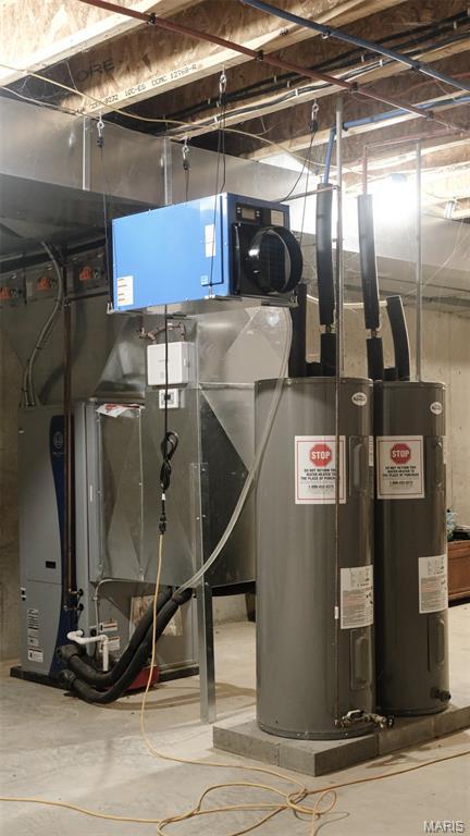 3215 Timber Ridge Rd, Palmyra, MO 63461 - utility room featuring electric water heater