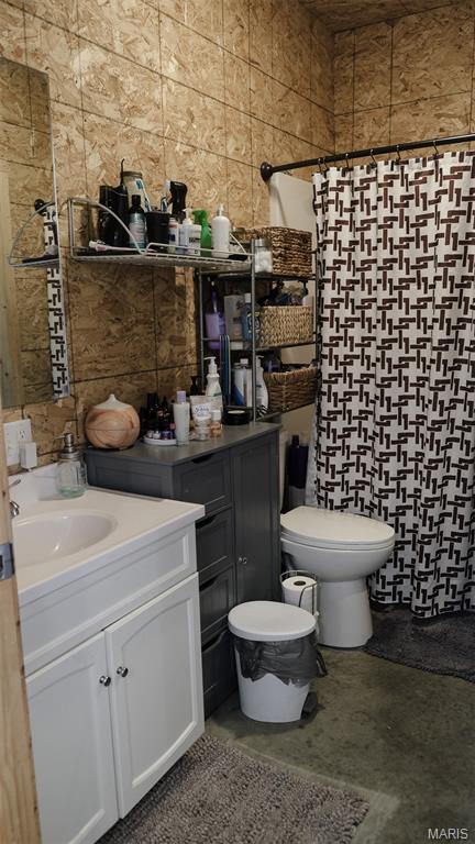 3215 Timber Ridge Rd, Palmyra, MO 63461 - full bathroom with curtained shower, vanity, and concrete floors