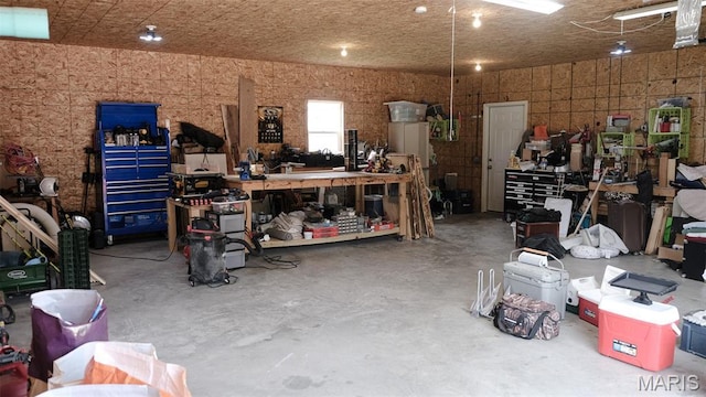 3215 Timber Ridge Rd, Palmyra, MO 63461 - garage featuring a workshop area