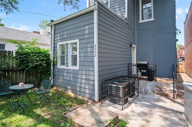 3452 Osage St, Saint Louis, MO 63118 - view of side of home featuring a patio area