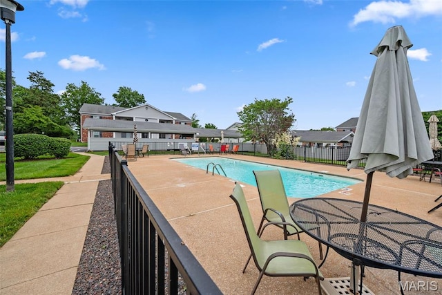 2 Berview Cir Unit H, Saint Louis, MO 63129 - community pool with a patio