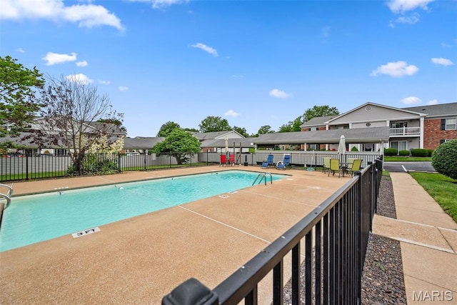 2 Berview Cir Unit H, Saint Louis, MO 63129 - community pool with a residential view and a patio