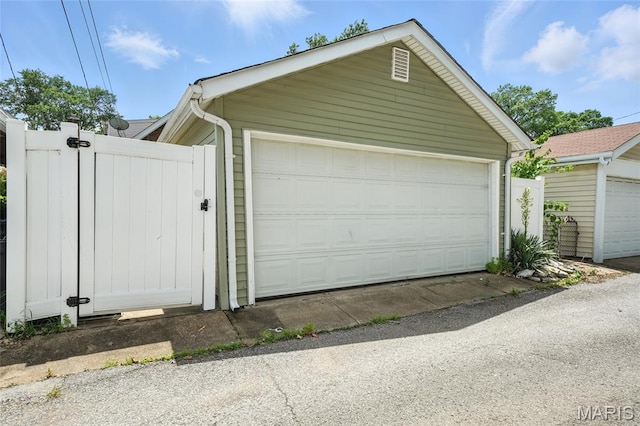 5743 Delor St, Saint Louis, MO 63109 - detached garage with a gate