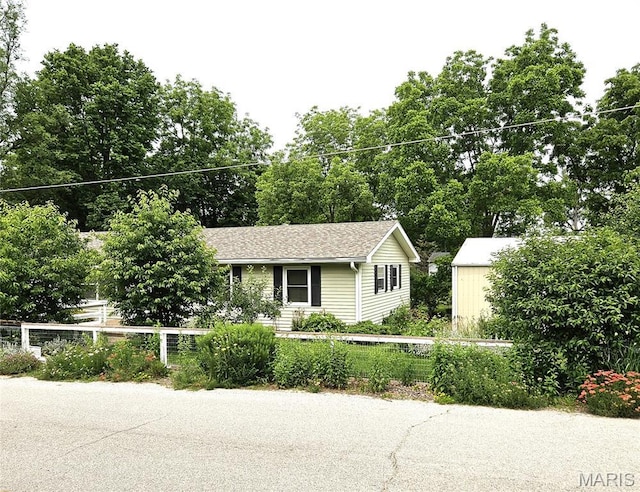 1504 Dean Ave, Hannibal, MO 63401 - view of front of house featuring a fenced front yard, a shed, and view of scattered trees