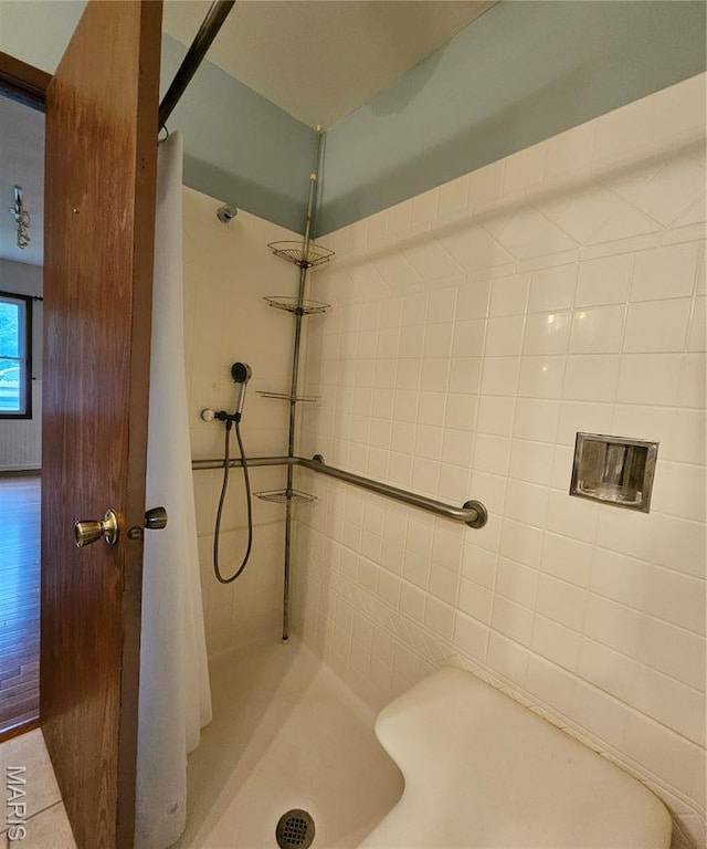 1504 Dean Ave, Hannibal, MO 63401 - bathroom with curtained shower