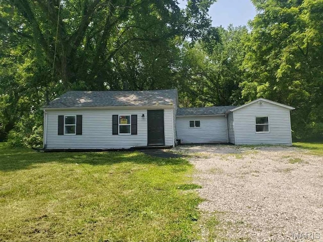 2350 Lorraine Dr E, St Louis, IL 62206 - view of front facade featuring a front lawn