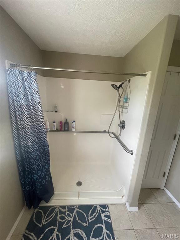 17035 Lanes End, Dixon, MO 65459 - bathroom featuring a shower with shower curtain, a textured ceiling, and tile patterned floors