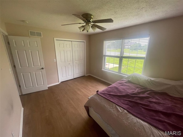 17035 Lanes End, Dixon, MO 65459 - bedroom featuring wood finished floors, a textured ceiling, ceiling fan, and a closet