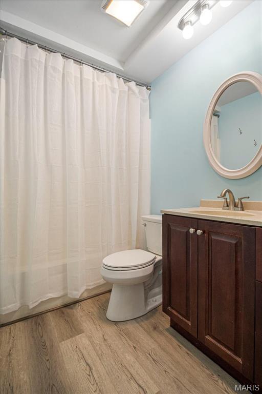 5 N Willow Grove Ct, Saint Peters, MO 63376 - full bathroom featuring wood finished floors, vanity, and shower / bath combo