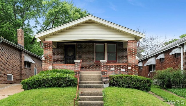 887 Wall St, Saint Louis, MO 63147 - bungalow-style house featuring brick siding and a front yard