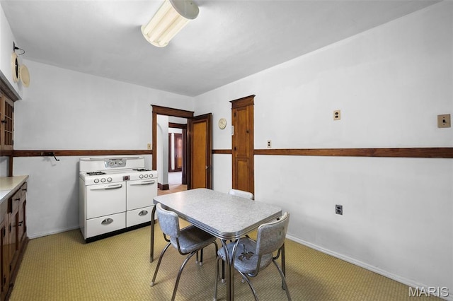 887 Wall St, Saint Louis, MO 63147 - dining area with light colored carpet