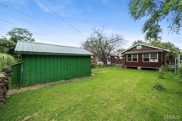 887 Wall St, Saint Louis, MO 63147 - view of grassy yard featuring an outdoor structure