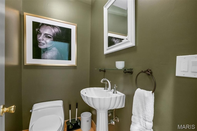 20 Ridgemoor Dr, Clayton, MO 63105 - half bath featuring toilet and baseboards