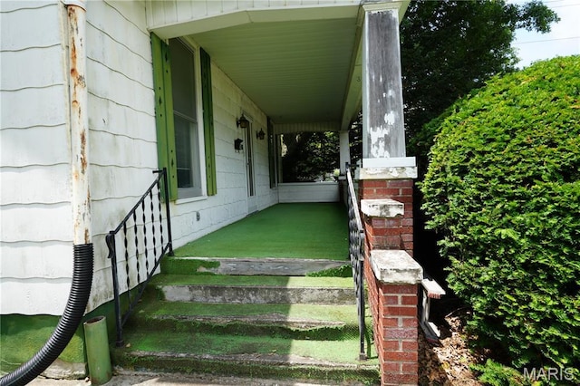 114 W 2nd St S, Mount Olive, IL 62069 - doorway to property with a porch