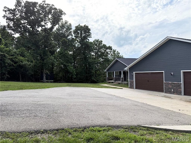 22115 Royce Ln, Waynesville, MO 65583 - view of front facade featuring concrete driveway, a front lawn, an attached garage, and a porch