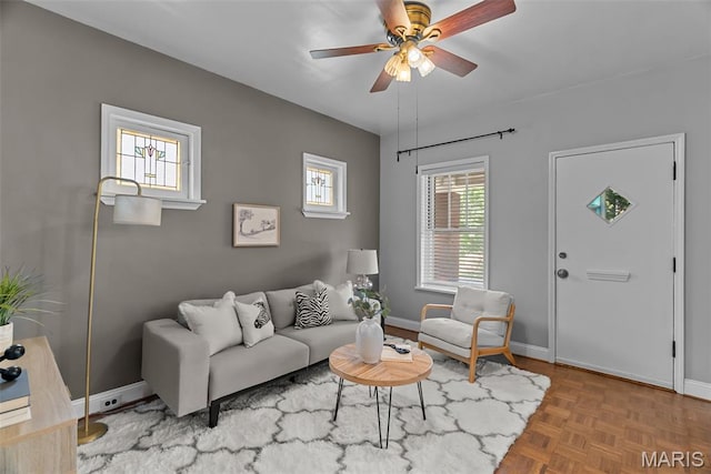 5524 Devonshire Ave, Saint Louis, MO 63109 - living room featuring baseboards and a ceiling fan