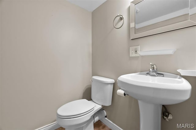 5524 Devonshire Ave, Saint Louis, MO 63109 - bathroom with baseboards and toilet