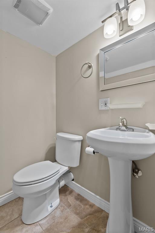 5524 Devonshire Ave, Saint Louis, MO 63109 - half bathroom featuring toilet and baseboards