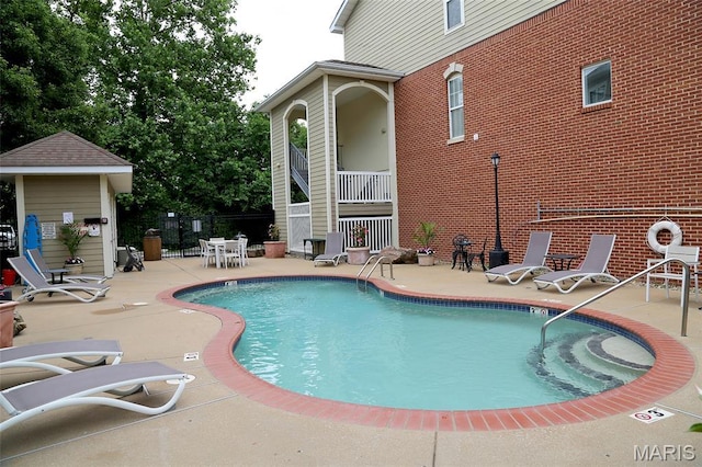 2636 S Mcknight Rd, Rock Hill, MO 63124 - community pool with a patio area