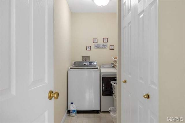 5 Hickory Glen Ct, Lake St Louis, MO 63367 - laundry room with washer and clothes dryer and baseboards