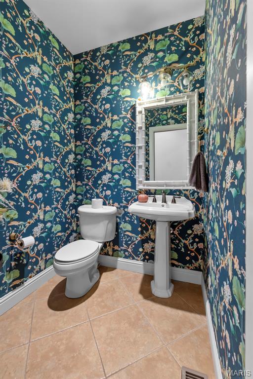 2528 Palomino Dr, Cape Girardeau, MO 63701 - bathroom featuring wallpapered walls and tile patterned flooring