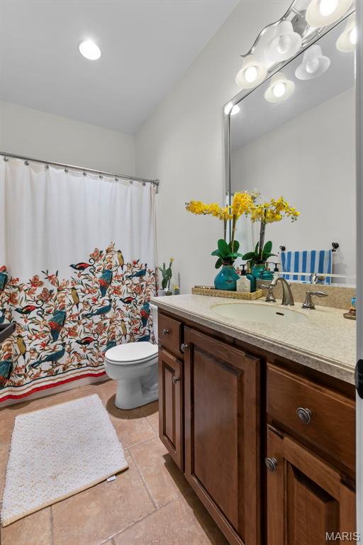 2528 Palomino Dr, Cape Girardeau, MO 63701 - bathroom featuring vanity and a shower with shower curtain