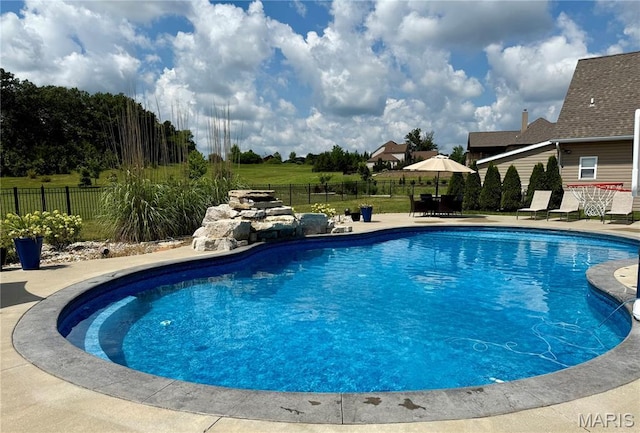 11078 Stonebridge Ln, Wentzville, MO 63385 - view of swimming pool featuring a fenced backyard and a patio area