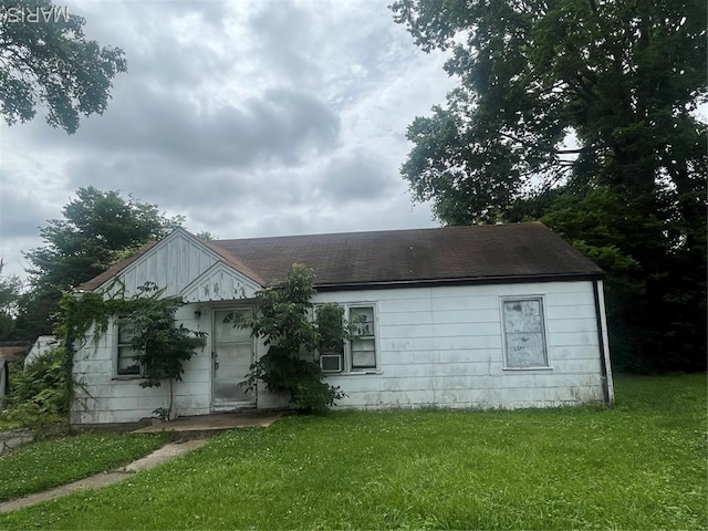 5 Dadebridge Ct, Saint Louis, MO 63135 - view of front of house featuring a front yard and roof with shingles