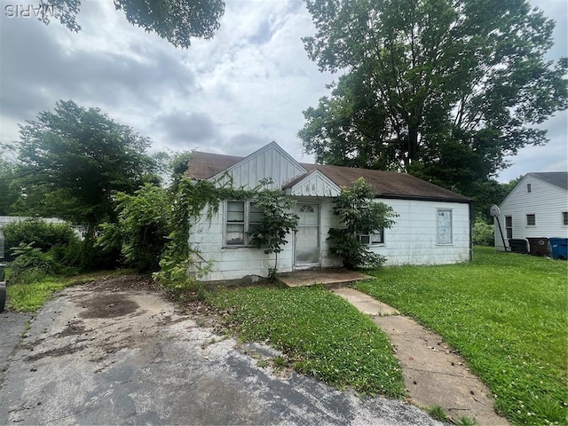 5 Dadebridge Ct, Saint Louis, MO 63135 - view of front of home featuring a front yard and board and batten siding