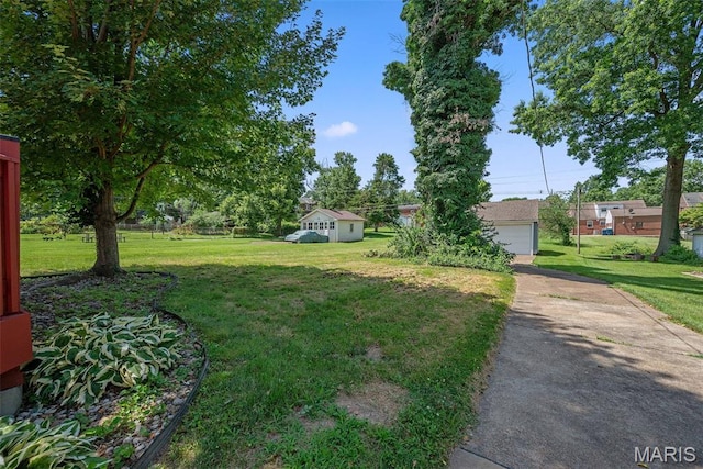 8260 Glen Echo Dr, Bel-Nor, MO 63121 - view of green lawn featuring a detached garage
