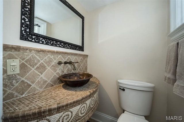 444 Algonquin Pl, Webster Groves, MO 63119 - half bath featuring a sink and backsplash