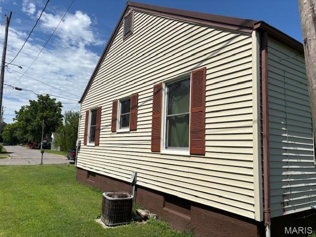 929 Lake St, Sikeston, MO 63801 - view of home's exterior with crawl space and a lawn