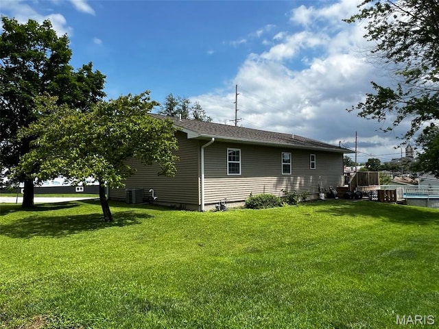 320 N Dickerson St, Palmyra, MO 63461 - view of side of home featuring a lawn and roof with shingles