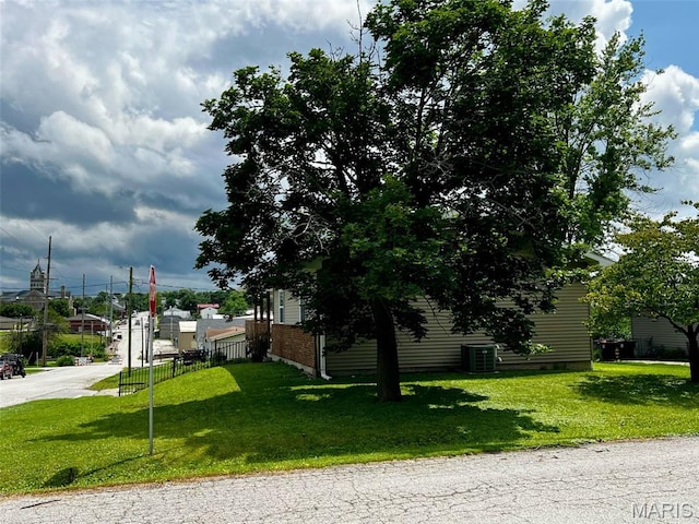 320 N Dickerson St, Palmyra, MO 63461 - view of asphalt road