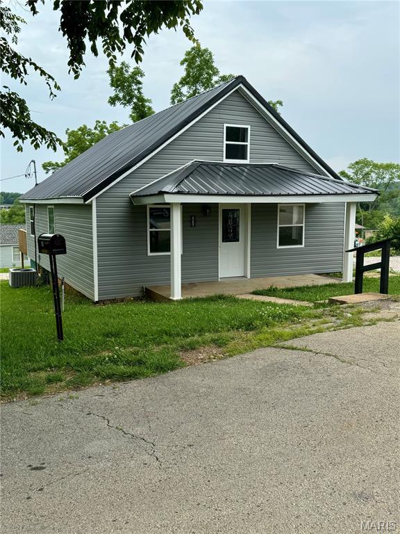 401 Clara St, Potosi, MO 63664 - bungalow-style home with a front yard and a metal roof