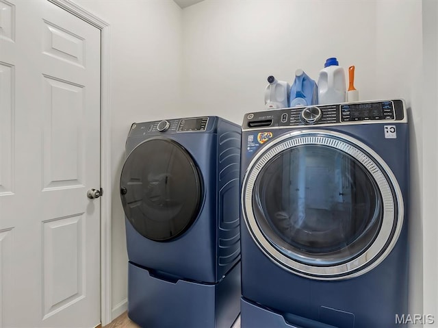1673 Lake Meade Dr, Pacific, MO 63069 - laundry room featuring washing machine and dryer